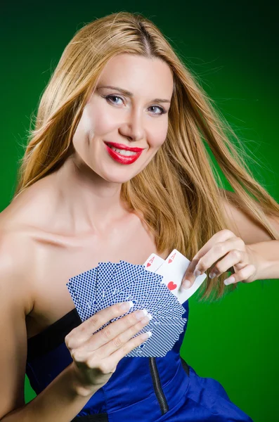 Giovane donna nel concetto di gioco d'azzardo del casinò — Foto Stock