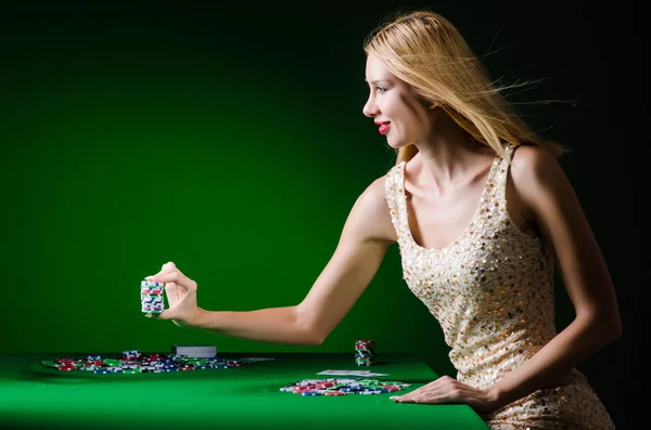 Giovane donna nel concetto di gioco d'azzardo del casinò — Foto Stock