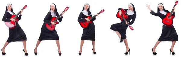 Nunna med gitarr isolerad på vit — Stockfoto