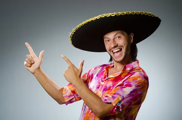 Jovem mexicano vestindo sombrero — Fotografia de Stock