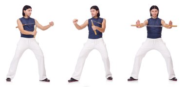 Beyaz mınçıka takmış komik bir karate dövüşçüsü