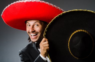 Genç Meksikalı adam sombrero giyiyor.