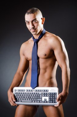 Genç adam stüdyo kavramında sökük