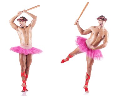 Beyaz bale eteği giyen adam izole edilmiş.