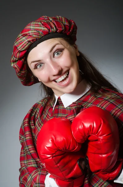 Mulher em roupas escocesas no conceito de boxe — Fotografia de Stock