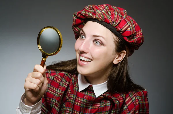 Femme portant des vêtements écossais traditionnels — Photo