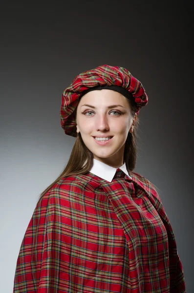 Mujer con ropa tradicional escocesa — Foto de Stock