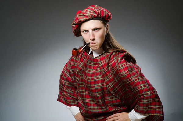 Mulher vestindo roupas tradicionais escocesas — Fotografia de Stock