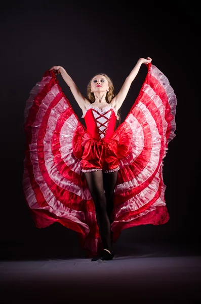 Jovem dançando em vestido vermelho — Fotografia de Stock