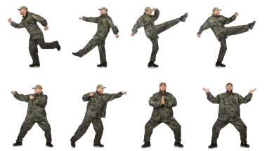 Asker üniformalı genç adam, beyazlar içinde.