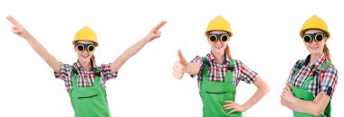 Yeşil tulumlu kadın beyaz giyindi.