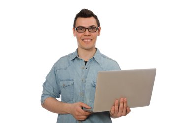 Beyaz tenli genç bir erkek öğrenci.