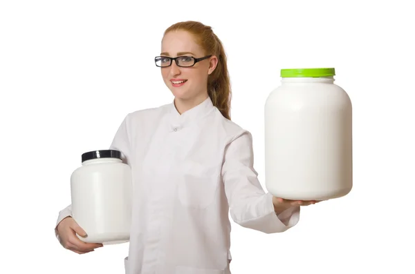 白人に隔離されたタンパク質の瓶を持っている若い女性医師 — ストック写真