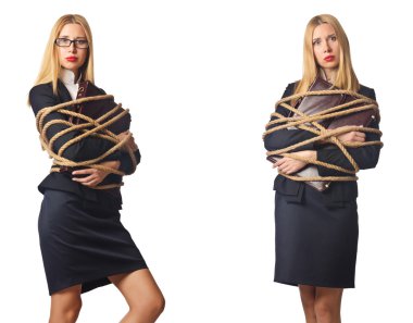 Beyaz arka plan üzerinde izole kadın bağladı