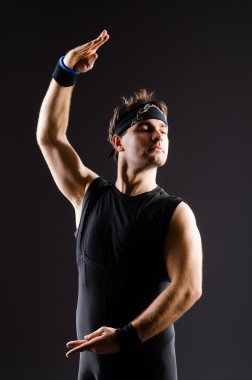 Genç adam bale eğitimi alıyor.