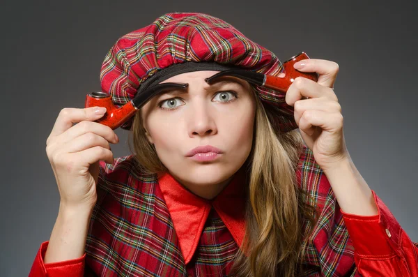 Mulher vestindo roupas tradicionais escocesas — Fotografia de Stock