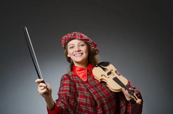 Mujer con ropa escocesa en concepto musical —  Fotos de Stock