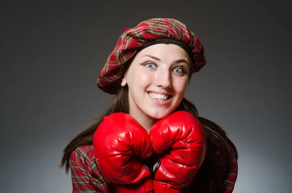 Γυναίκα με σκωτσέζικα ρούχα στην έννοια της πυγμαχίας — Φωτογραφία Αρχείου
