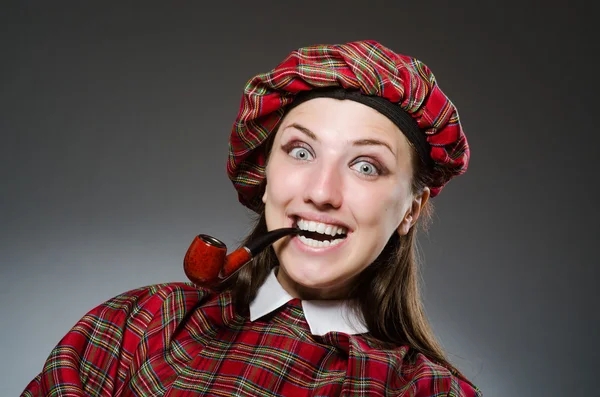 Mujer con ropa tradicional escocesa — Foto de Stock