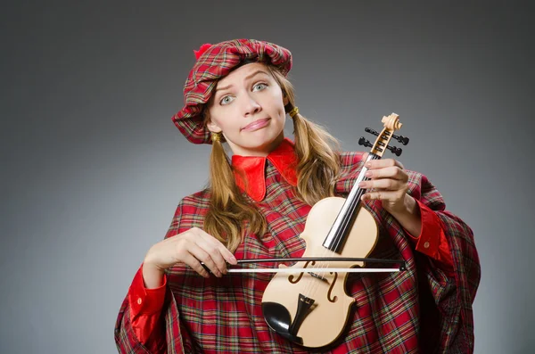 音乐概念中穿着苏格兰服装的妇女 — 图库照片