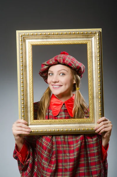 Kobieta w szkockiej odzieży w koncepcji sztuki — Zdjęcie stockowe