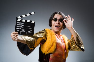 Film kurulu ile genç adam