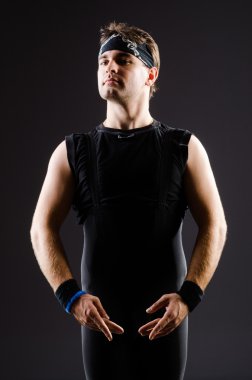 Genç adam bale eğitimi alıyor.