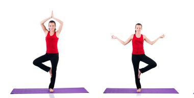 Beyaz üzerinde egzersiz yapan genç bir kadın.