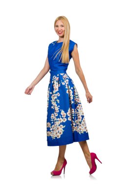 Uzun mavi folral elbiseli kadın, beyazda soyutlanmış.