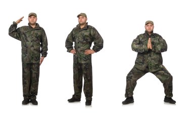 Asker üniformalı genç adam, beyazlar içinde.