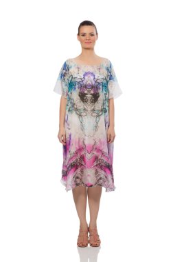 Beyaz üzerinde uzun ve zarif bir elbise giyen güzel bir manken.