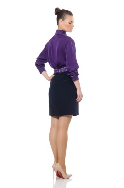 Güzel model beyaz izole mor bluz giyiyor