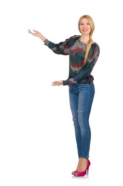 Uzun sarı saçlı, mavi kotlu, beyaz tenli bir model.