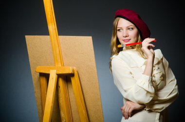 Stüdyoda çalışan komik bir sanatçı.