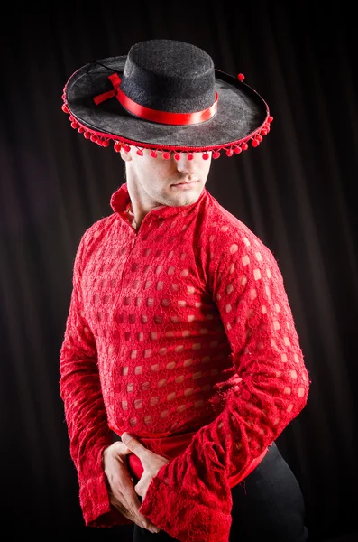 Homem dançando dança espanhola em roupas vermelhas — Fotografia de Stock