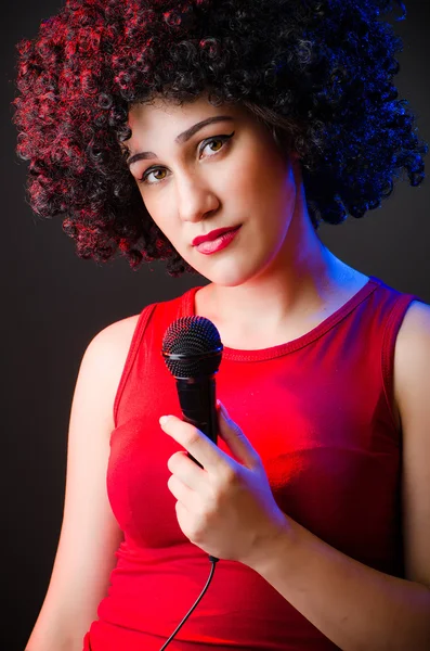 Femme à la coiffure afro chantant au karaoké — Photo