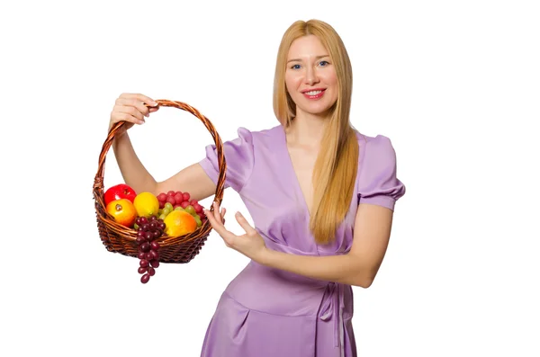 Mulher loira segurando cesta com frutas isoladas em branco — Fotografia de Stock