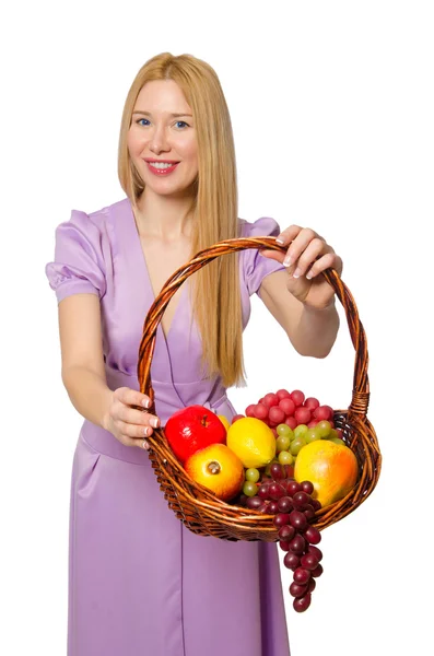 Blondie žena drží koš s ovocem izolované na bílém — Stock fotografie