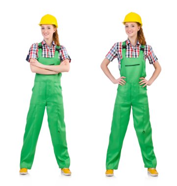 Yeşil tulumlu kadın beyaz giyindi.