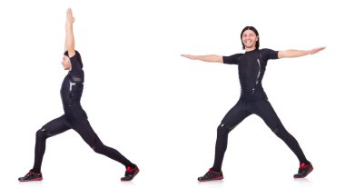 Genç adam beyazlar üzerinde alıştırma yapıyor.