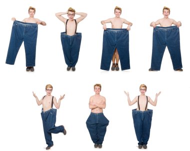 Beyaz pantolonlu komik adam.