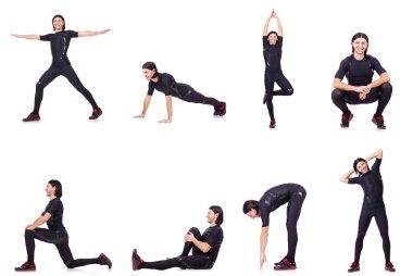 Genç adam beyazlar üzerinde alıştırma yapıyor.