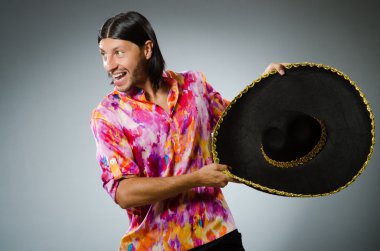 Genç Meksikalı adam sombrero giyiyor.