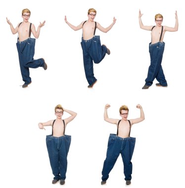 Beyaz pantolonlu komik adam.