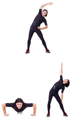 Genç adam beyazlar üzerinde alıştırma yapıyor.