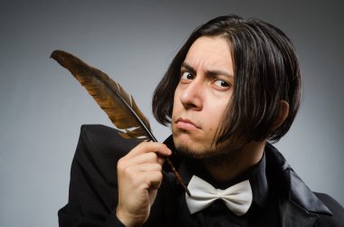 Tüy yazma ile genç adam