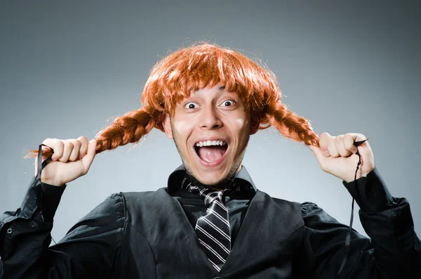 Hombre divertido con peluca de pelo rojo — Foto de Stock