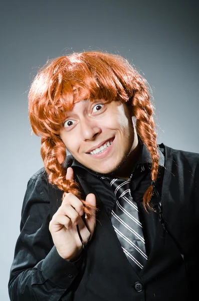 Homem engraçado com peruca cabelo vermelho — Fotografia de Stock