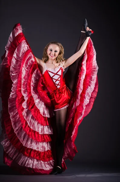 Junge Frau tanzt in rotem Kleid — Stockfoto
