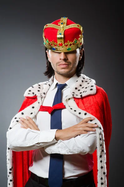 Молодий король бізнесмен в королівській концепції — стокове фото